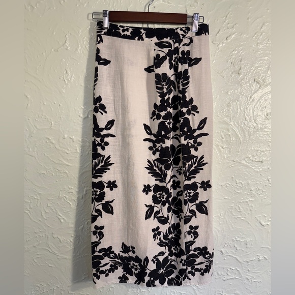 Zara Cream Midi Pencil Skirt with Slit - Picture 2 of 4